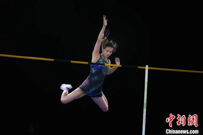 天津海河畔举行的2024国际田径街头挑战赛女子撑