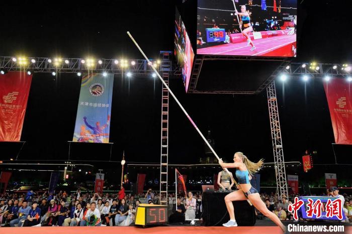 天津海河畔举行的2024国际田径街头挑战赛女子撑