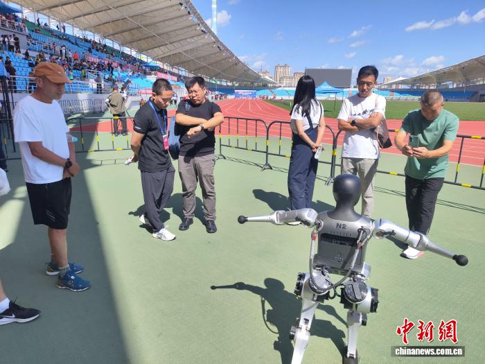 2025中国田径大师赛哈尔滨启幕 人机同跑引关注