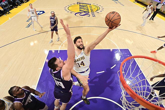 湖人双杀尼克斯克勒贝尔全场哑火难掩短板