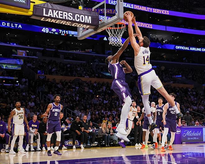 湖人双杀尼克斯克勒贝尔全场哑火难掩短板