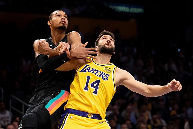 湖人双杀尼克斯克勒贝尔全场哑火难掩短板