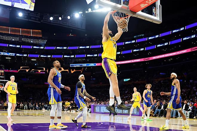 湖人双杀尼克斯克勒贝尔全场哑火难掩短板