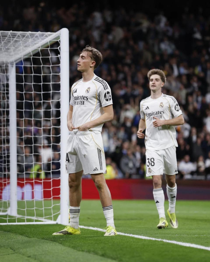 皇马4-1埃尔切，赫伊森破门助球队登顶积分榜