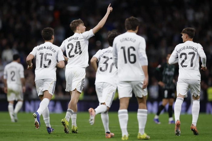 皇马4-1埃尔切，赫伊森破门助球队登顶积分榜