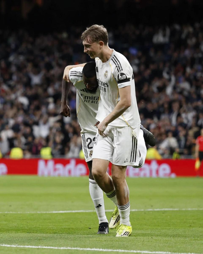 皇马4-1埃尔切，赫伊森破门助球队登顶积分榜