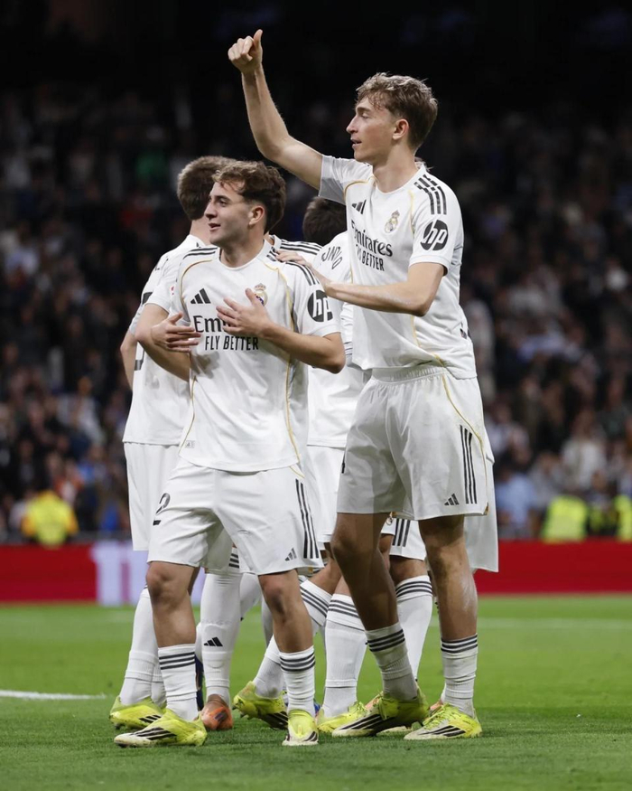 皇马4-1埃尔切，赫伊森破门助球队登顶积分榜