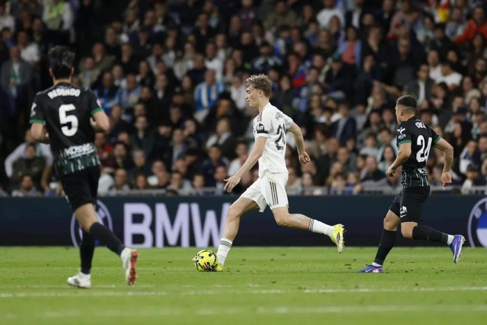 皇马4-1埃尔切，赫伊森破门助球队登顶积分榜