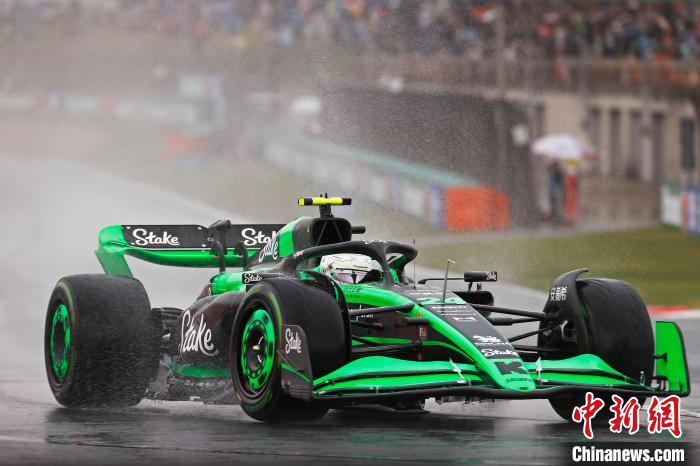 诺里斯夺得冲刺赛杆位，周冠宇排在第十 上海