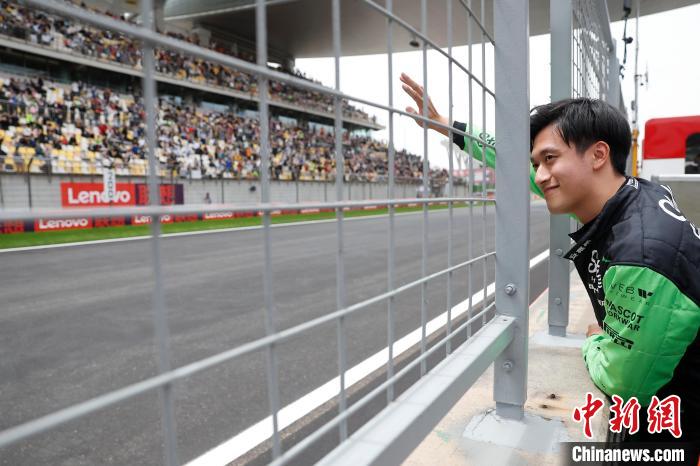 诺里斯夺得冲刺赛杆位，周冠宇排在第十 上海