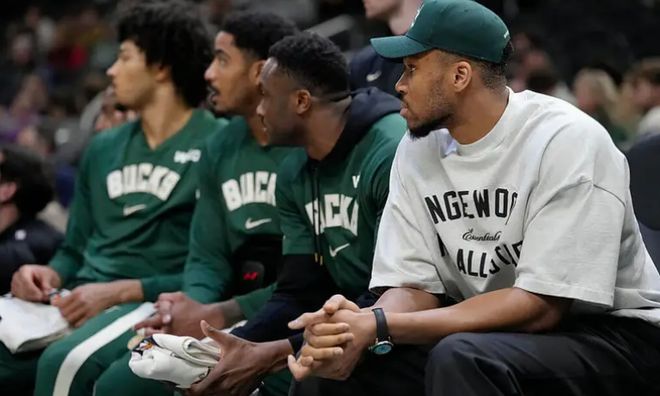 字母哥伤退缺席收官战 与家人同场成未竟心愿